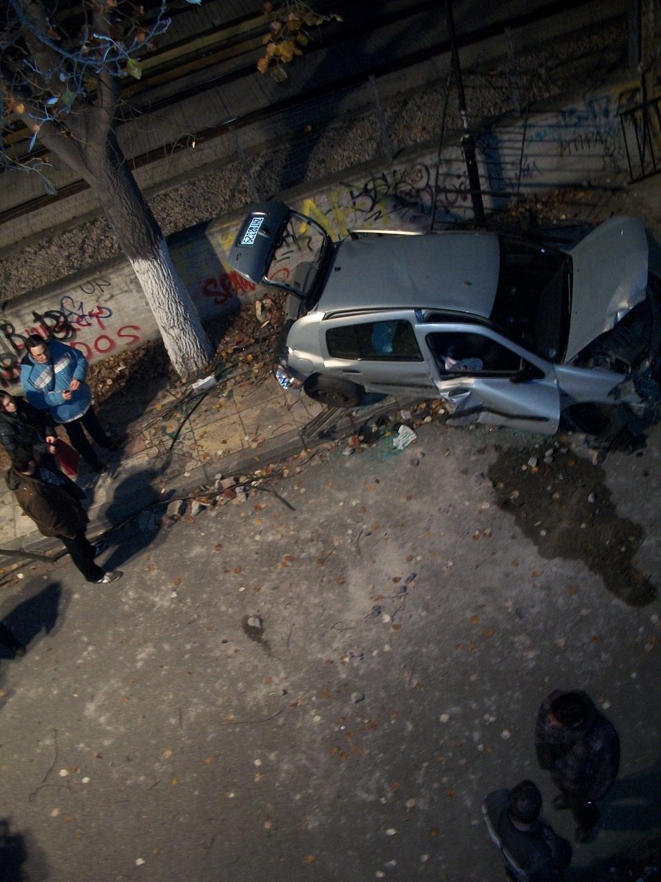 Αυτοκίνητο «βούτηξε» από ύψος 9 μέτρων σε γέφυρα του Νέου  Ηρακλείου [εικόνες] | iefimerida.gr 3