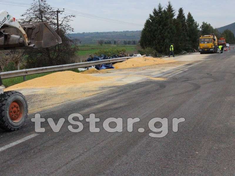 Κλειστή η εθνική Αθηνών-Λαμίας για 7 ώρες -Ανατράπηκε νταλίκα [εικόνες & βίντεο] | iefimerida.gr 2