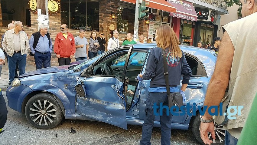 Σύγκρουση αυτοκινήτου με λεωφορείο στη Θεσσαλονίκη -Τρεις τραυματίες [εικόνες]  | iefimerida.gr 3