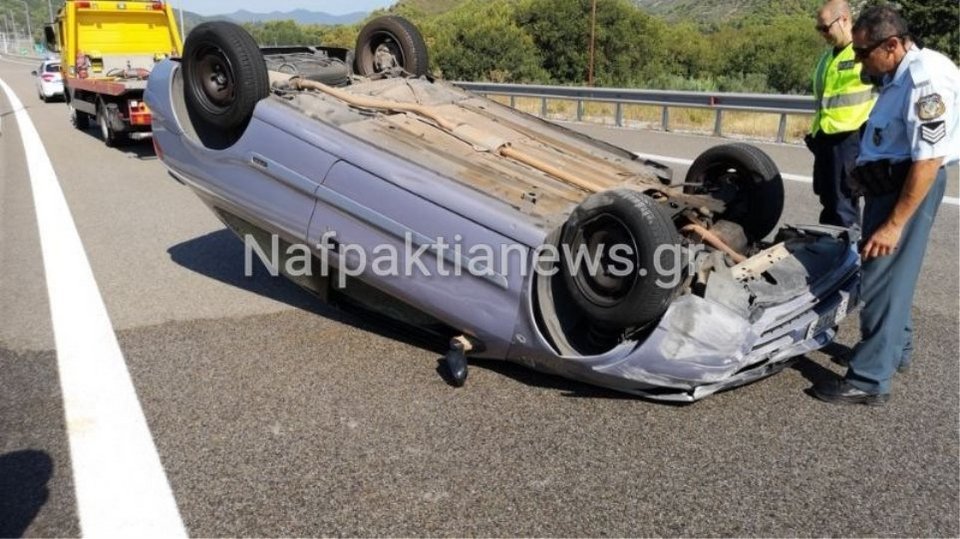 Αυτοκίνητο ανατράπηκε στην Ιόνια οδό -Τυχεροί οι επιβάτες [εικόνες & βίντεο] | iefimerida.gr 2