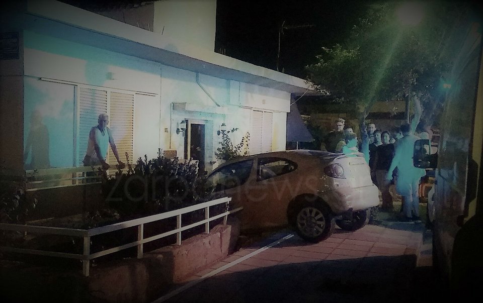 Απίστευτο: Γυναίκα οδηγός σφήνωσε το αυτοκίνητό της στην αυλή μονοκατοικίας στα Χανιά [εικόνες] | iefimerida.gr 1