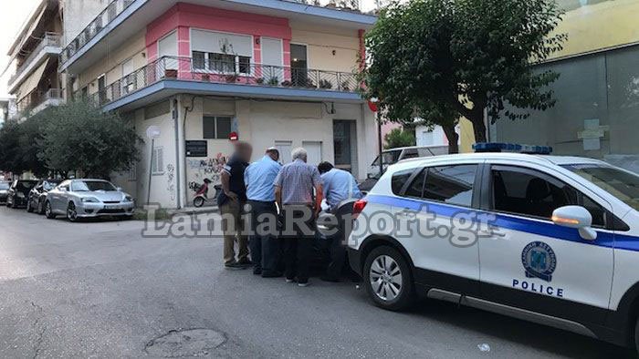 Λαμία: Σύγκρουση αυτοκινήτου με μηχανή στο κέντρο της πόλης [εικόνες] | iefimerida.gr 4