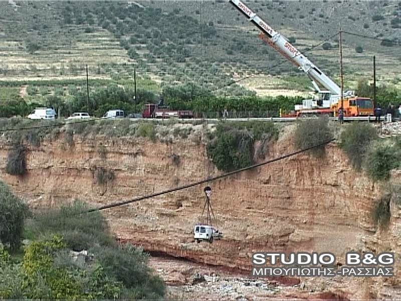 Φορτηγάκι έπεσε σε γκρεμό στο Αργος – Νεκρός ο 49χρονος οδηγός [βίντεο] | iefimerida.gr 2