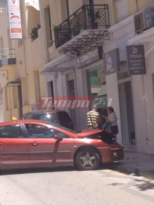 Τροχαίο στην Πάτρα: Ταξί κατέληξε σε βιτρίνα καταστήματος [εικόνες] | iefimerida.gr 1