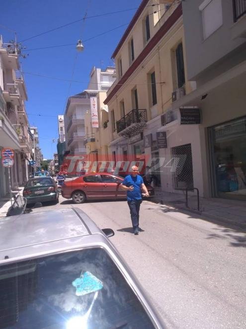 Τροχαίο στην Πάτρα: Ταξί κατέληξε σε βιτρίνα καταστήματος [εικόνες] | iefimerida.gr 0