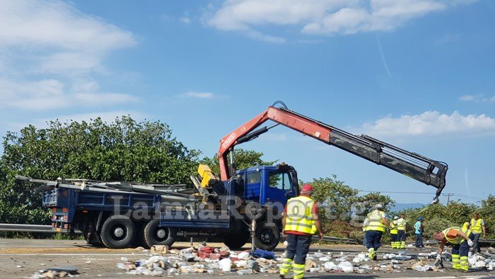 Επτάωρη ταλαιπωρία στην Αθηνών - Λαμίας λόγω ανατροπής νταλίκας [εικόνες] | iefimerida.gr 2
