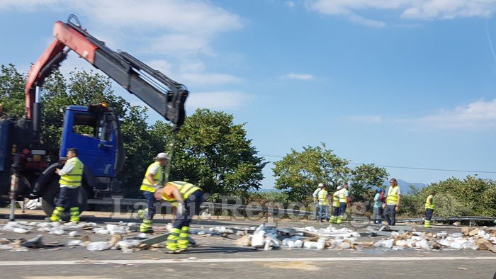 Επτάωρη ταλαιπωρία στην Αθηνών - Λαμίας λόγω ανατροπής νταλίκας [εικόνες] | iefimerida.gr 5