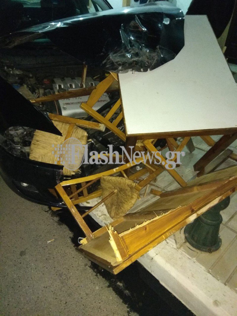 Κρήτη: Αυτοκίνητο πήρε... παραμάζωμα τραπέζια και καρέκλες στα Χανιά [εικόνες] | iefimerida.gr 0
