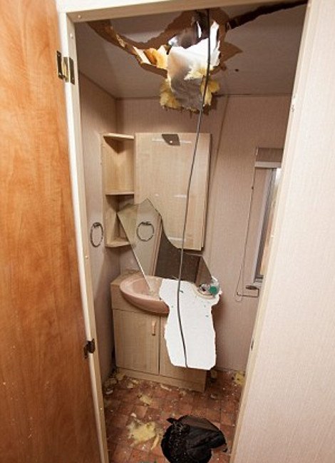 Παραλίγο να την σκοτώσουν περιττώματα που έπεσαν από τον ουρανό [εικόνες] | iefimerida.gr 0