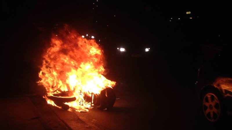 Σοβαρά επεισόδια μεταξύ οπαδών στην Ποσειδώνος -Πυρπόλησαν μοτοσυκλέτα [εικόνα] | iefimerida.gr 0