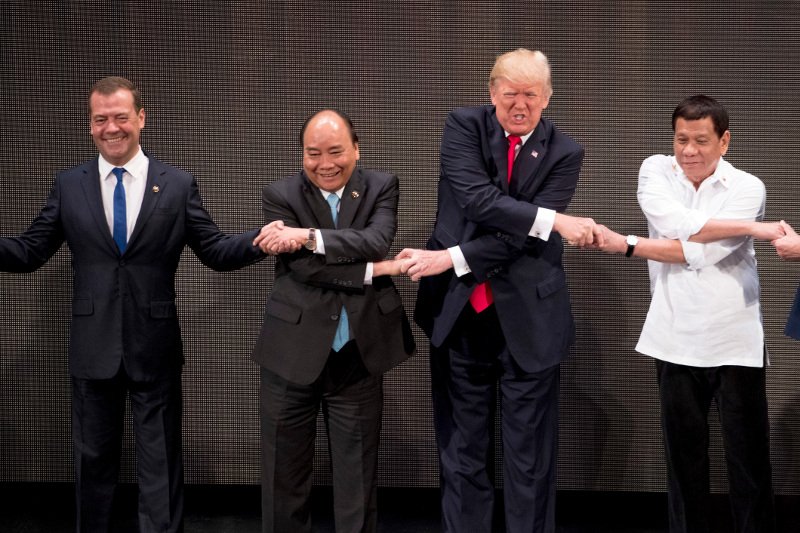 H  «ασιατική χειραψία» μπέρδεψε τον Τραμπ... [εικόνες & βίντεο]  | iefimerida.gr 1