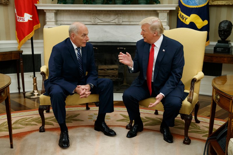 Η καρατόμηση του Σκαραμούτσι ήταν δώρο καλωσορίσματος στο νέο προσωπάρχη του Λευκού Οίκου | iefimerida.gr 2