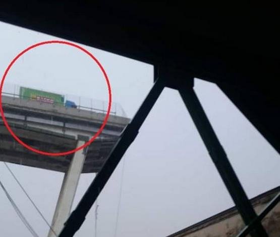 Τύχη-βουνό για τον οδηγό φορτηγού στη Γένοβα -Σταμάτησε λίγο πριν το σημείο κατάρρευσης της γέφυρας [εικόνες & βίντεο] | iefimerida.gr 1