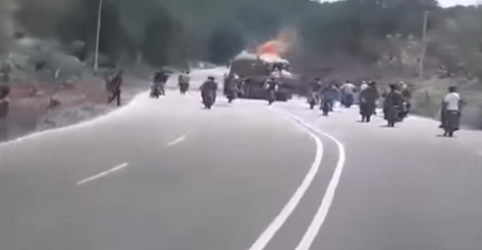  «Πολεμιστές της ασφάλτου» λεηλατούν αλά «Mad Max» φορτηγό με ζάχαρη στη Βενεζουέλα του Μαδούρο [βίντεο]  | iefimerida.gr 0