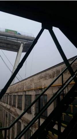 Τύχη-βουνό για τον οδηγό φορτηγού στη Γένοβα -Σταμάτησε λίγο πριν το σημείο κατάρρευσης της γέφυρας [εικόνες & βίντεο] | iefimerida.gr 2