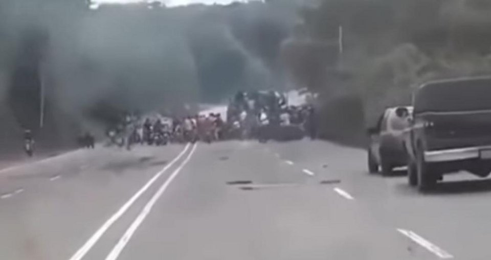  «Πολεμιστές της ασφάλτου» λεηλατούν αλά «Mad Max» φορτηγό με ζάχαρη στη Βενεζουέλα του Μαδούρο [βίντεο]  | iefimerida.gr 1