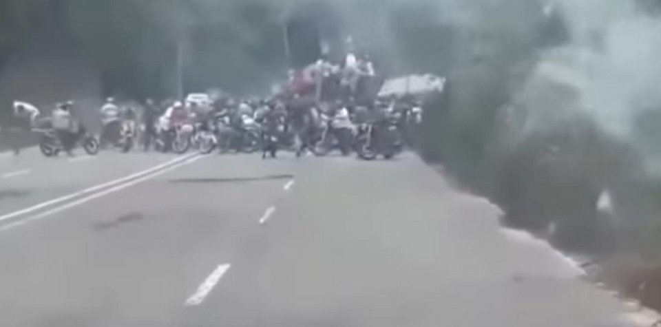  «Πολεμιστές της ασφάλτου» λεηλατούν αλά «Mad Max» φορτηγό με ζάχαρη στη Βενεζουέλα του Μαδούρο [βίντεο]  | iefimerida.gr 2