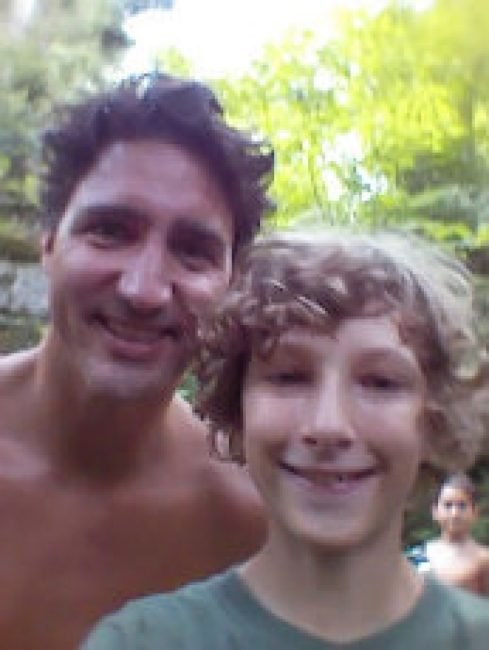 Πάλι «ημίγυμνος» ο Τριντό: Οι άψογοι κοιλιακοί του σε t-shirt διαφήμιση του Καναδά [εικόνες]  | iefimerida.gr 4