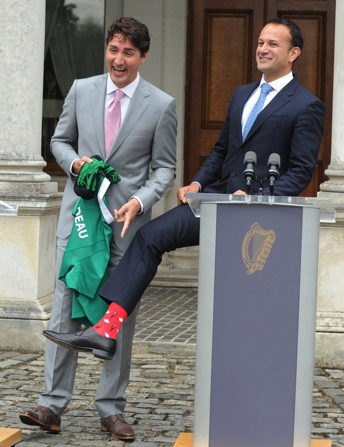 Η διπλωματία της κάλτσας: Ο Ιρλανδός πρωθυπουργός ντύθηκε «Τριντό» για να υποδεχθεί τον Καναδό [εικόνες] | iefimerida.gr 0