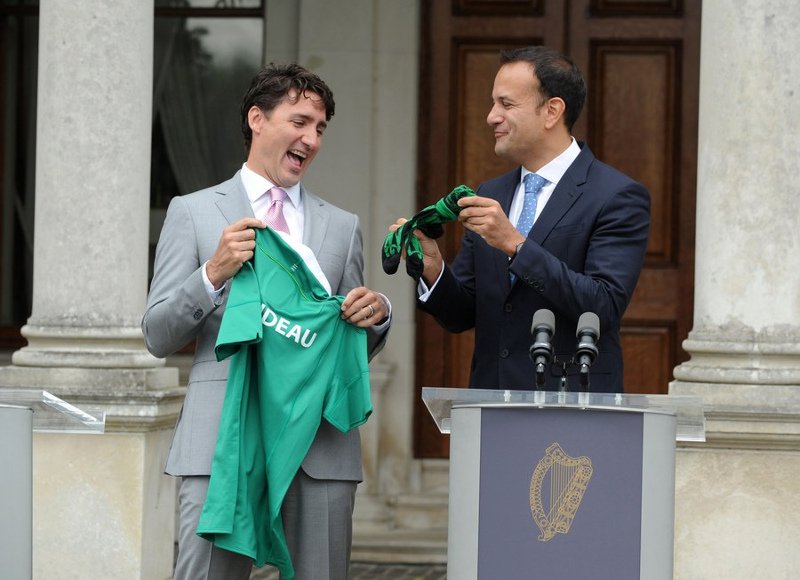 Η διπλωματία της κάλτσας: Ο Ιρλανδός πρωθυπουργός ντύθηκε «Τριντό» για να υποδεχθεί τον Καναδό [εικόνες] | iefimerida.gr 1