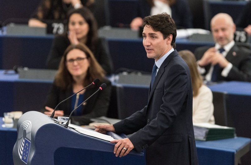 Ο Τριντό εντυπωσίασε και στο Ευρωκοινοβούλιο -Μαγεμένες τον φωτογράφιζαν οι γυναίκες [εικόνες] | iefimerida.gr 0