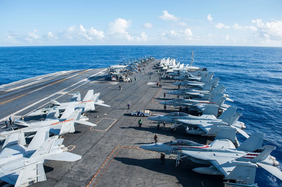 Οι ΗΠΑ ρίχνουν ένα «σούπερ αεροπλανοφόρο» στη μάχη κατά του ISIS -Εως 90 μαχητικά πάνω του [εικόνες & βίντεο] | iefimerida.gr 3