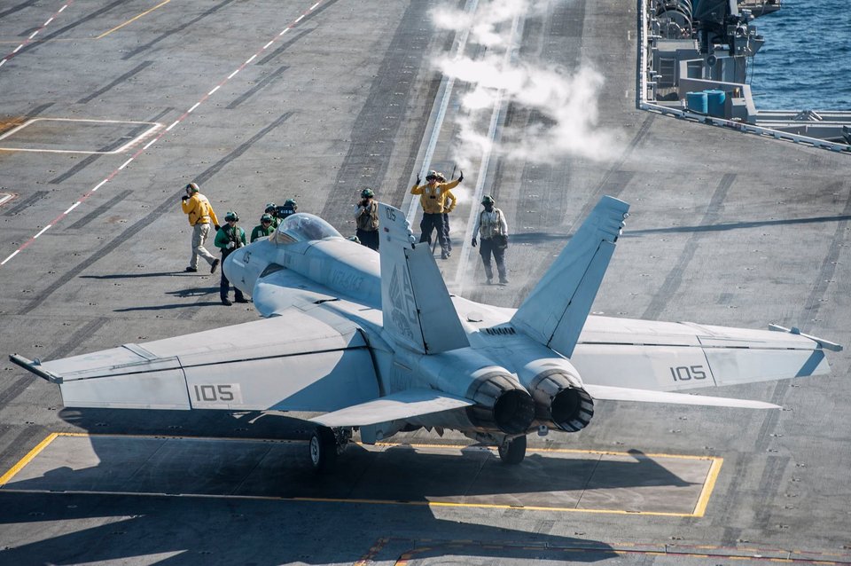 Οι ΗΠΑ ρίχνουν ένα «σούπερ αεροπλανοφόρο» στη μάχη κατά του ISIS -Εως 90 μαχητικά πάνω του [εικόνες & βίντεο] | iefimerida.gr 2