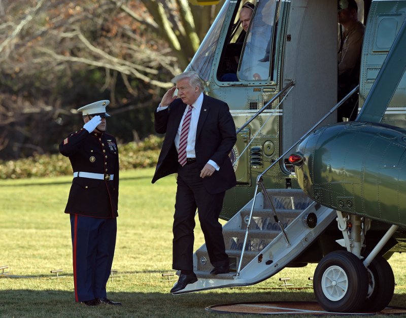 Το παρθενικό ταξίδι του Τραμπ με το Air Force One -Κόκαλο όλοι με την κίνησή του καθώς ανέβαινε τις σκάλες [εικόνες & βίντεο] | iefimerida.gr 14