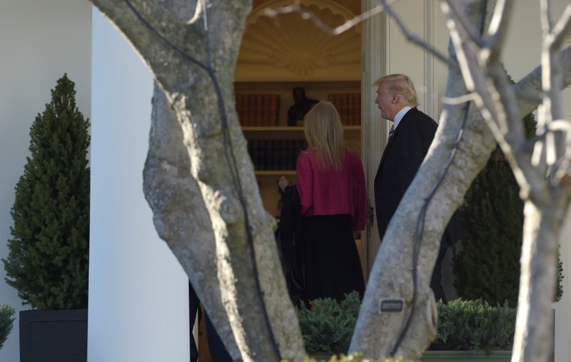 Το παρθενικό ταξίδι του Τραμπ με το Air Force One -Κόκαλο όλοι με την κίνησή του καθώς ανέβαινε τις σκάλες [εικόνες & βίντεο] | iefimerida.gr 15