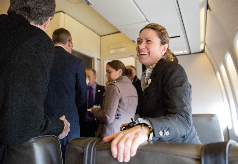 Το παρθενικό ταξίδι του Τραμπ με το Air Force One -Κόκαλο όλοι με την κίνησή του καθώς ανέβαινε τις σκάλες [εικόνες & βίντεο] | iefimerida.gr 7