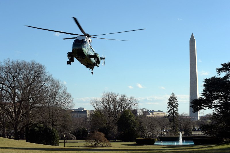 Το παρθενικό ταξίδι του Τραμπ με το Air Force One -Κόκαλο όλοι με την κίνησή του καθώς ανέβαινε τις σκάλες [εικόνες & βίντεο] | iefimerida.gr 13