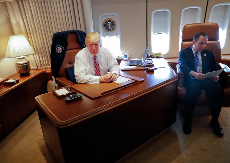 Το παρθενικό ταξίδι του Τραμπ με το Air Force One -Κόκαλο όλοι με την κίνησή του καθώς ανέβαινε τις σκάλες [εικόνες & βίντεο] | iefimerida.gr 10