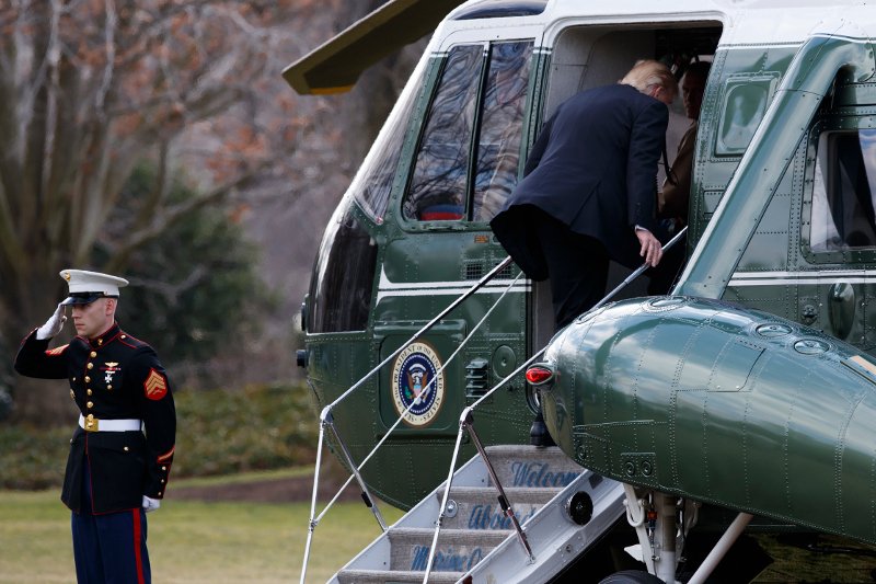 Το παρθενικό ταξίδι του Τραμπ με το Air Force One -Κόκαλο όλοι με την κίνησή του καθώς ανέβαινε τις σκάλες [εικόνες & βίντεο] | iefimerida.gr 2