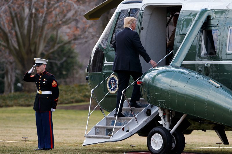Το παρθενικό ταξίδι του Τραμπ με το Air Force One -Κόκαλο όλοι με την κίνησή του καθώς ανέβαινε τις σκάλες [εικόνες & βίντεο] | iefimerida.gr 1