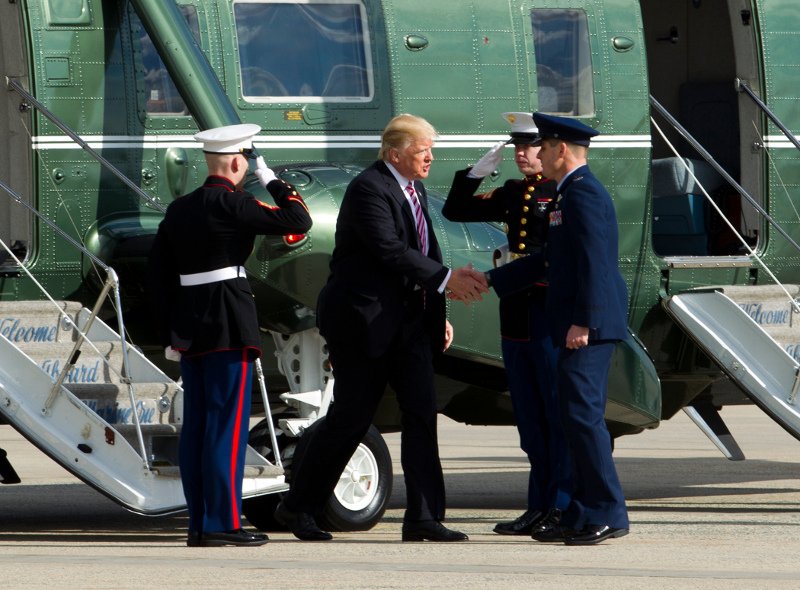 Το παρθενικό ταξίδι του Τραμπ με το Air Force One -Κόκαλο όλοι με την κίνησή του καθώς ανέβαινε τις σκάλες [εικόνες & βίντεο] | iefimerida.gr 3