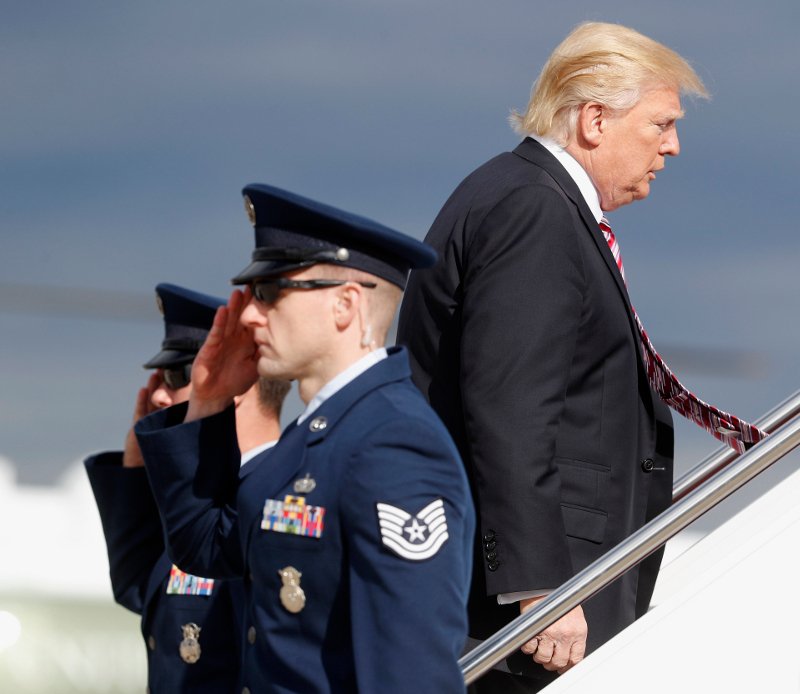 Το παρθενικό ταξίδι του Τραμπ με το Air Force One -Κόκαλο όλοι με την κίνησή του καθώς ανέβαινε τις σκάλες [εικόνες & βίντεο] | iefimerida.gr 4