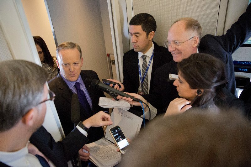 Το παρθενικό ταξίδι του Τραμπ με το Air Force One -Κόκαλο όλοι με την κίνησή του καθώς ανέβαινε τις σκάλες [εικόνες & βίντεο] | iefimerida.gr 5