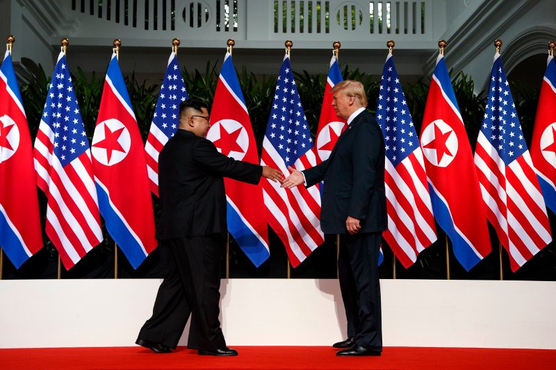 Γλώσσα του σώματος: Ποιος είχε το πάνω χέρι στη συνάντηση Τραμπ-Κιμ [βίντεο]  | iefimerida.gr 0