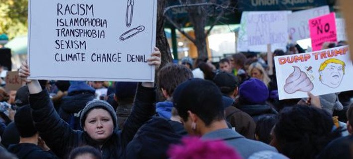 Στα δύο η Αμερική -Σβάστικες και απειλές από τη μία, αντίσταση και διαδηλώσεις από την άλλη [εικόνες] | iefimerida.gr 1