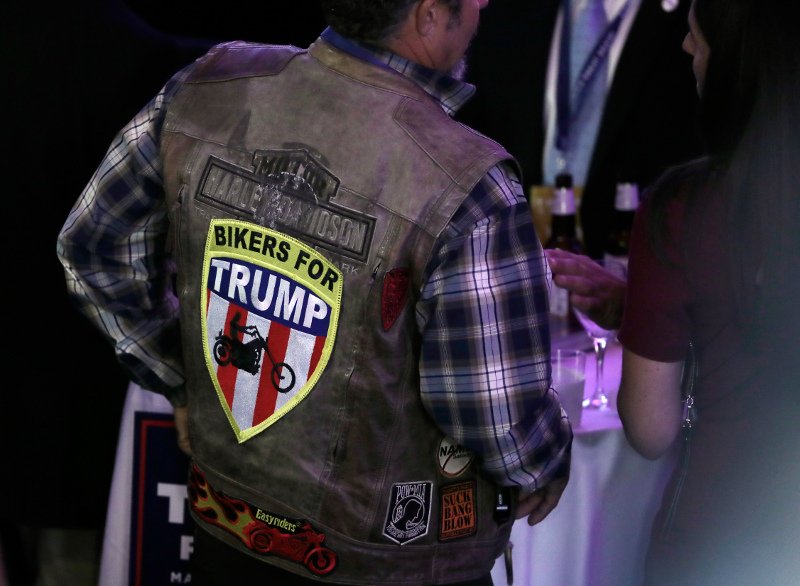 Οι Αμερικανοί «τρελάθηκαν» -Τα κιτς αξεσουάρ που φόρεσαν για να πανηγυρίσουν τη νίκη Τραμπ [εικόνες] | iefimerida.gr 8