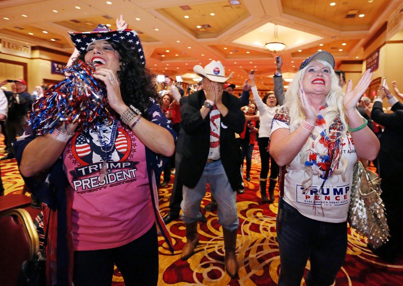 Οι Αμερικανοί «τρελάθηκαν» -Τα κιτς αξεσουάρ που φόρεσαν για να πανηγυρίσουν τη νίκη Τραμπ [εικόνες] | iefimerida.gr 2