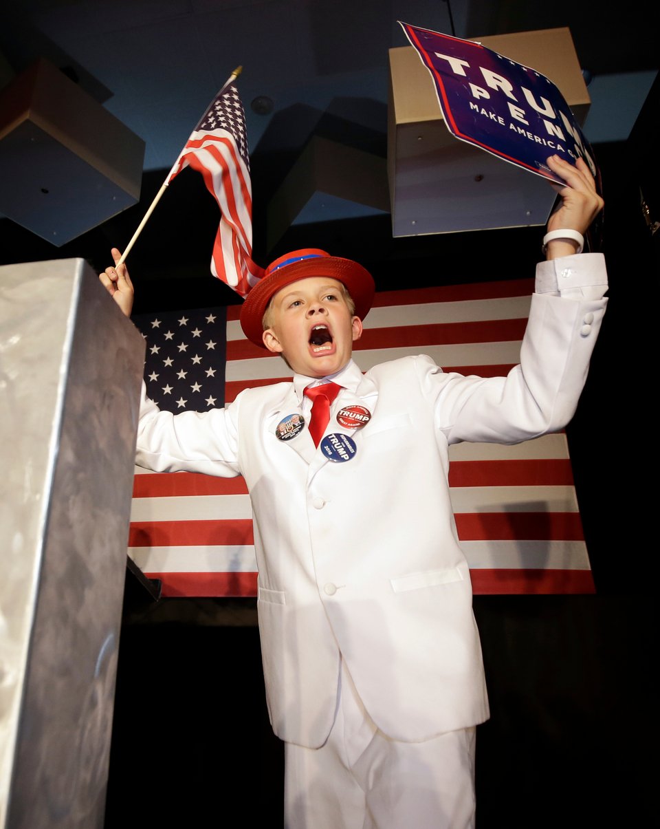 Οι Αμερικανοί «τρελάθηκαν» -Τα κιτς αξεσουάρ που φόρεσαν για να πανηγυρίσουν τη νίκη Τραμπ [εικόνες] | iefimerida.gr 3