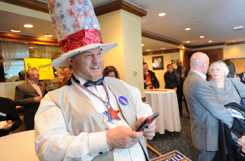 Οι Αμερικανοί «τρελάθηκαν» -Τα κιτς αξεσουάρ που φόρεσαν για να πανηγυρίσουν τη νίκη Τραμπ [εικόνες] | iefimerida.gr 4