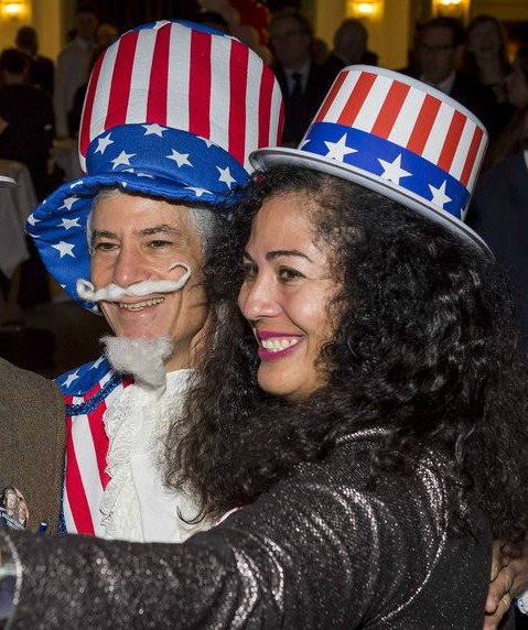 Οι Αμερικανοί «τρελάθηκαν» -Τα κιτς αξεσουάρ που φόρεσαν για να πανηγυρίσουν τη νίκη Τραμπ [εικόνες] | iefimerida.gr 5