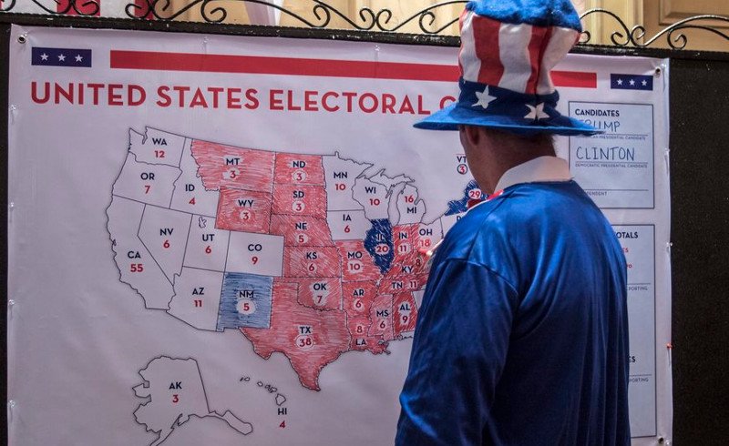 Οι Αμερικανοί «τρελάθηκαν» -Τα κιτς αξεσουάρ που φόρεσαν για να πανηγυρίσουν τη νίκη Τραμπ [εικόνες] | iefimerida.gr 6