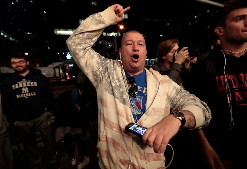 Οι Αμερικανοί «τρελάθηκαν» -Τα κιτς αξεσουάρ που φόρεσαν για να πανηγυρίσουν τη νίκη Τραμπ [εικόνες] | iefimerida.gr 7