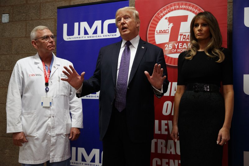 Πήραν στο ψιλό τη Μελάνια: Φόρεσε μαύρα γυαλιά μέσα στη νύχτα [εικόνες] | iefimerida.gr 1