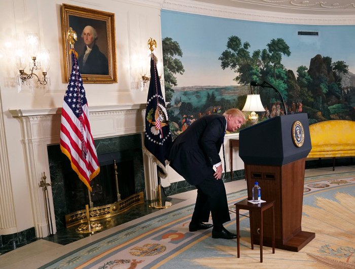 Ο Τραμπ έκανε αυτό που κορόιδευε -Ηπιε νερό από πλαστικό μπουκάλι [εικόνες & βίντεο] | iefimerida.gr 0