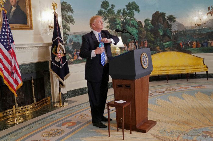 Ο Τραμπ έκανε αυτό που κορόιδευε -Ηπιε νερό από πλαστικό μπουκάλι [εικόνες & βίντεο] | iefimerida.gr 1