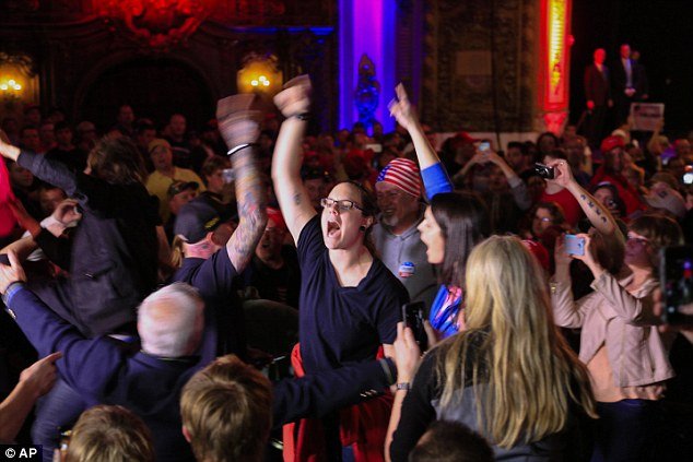 Χάος ξανά σε ομιλίες του Τραμπ -Προσπάθησε να του επιτεθεί άνδρας ενώ μιλούσε [εικόνες & βίντεο] | iefimerida.gr 0